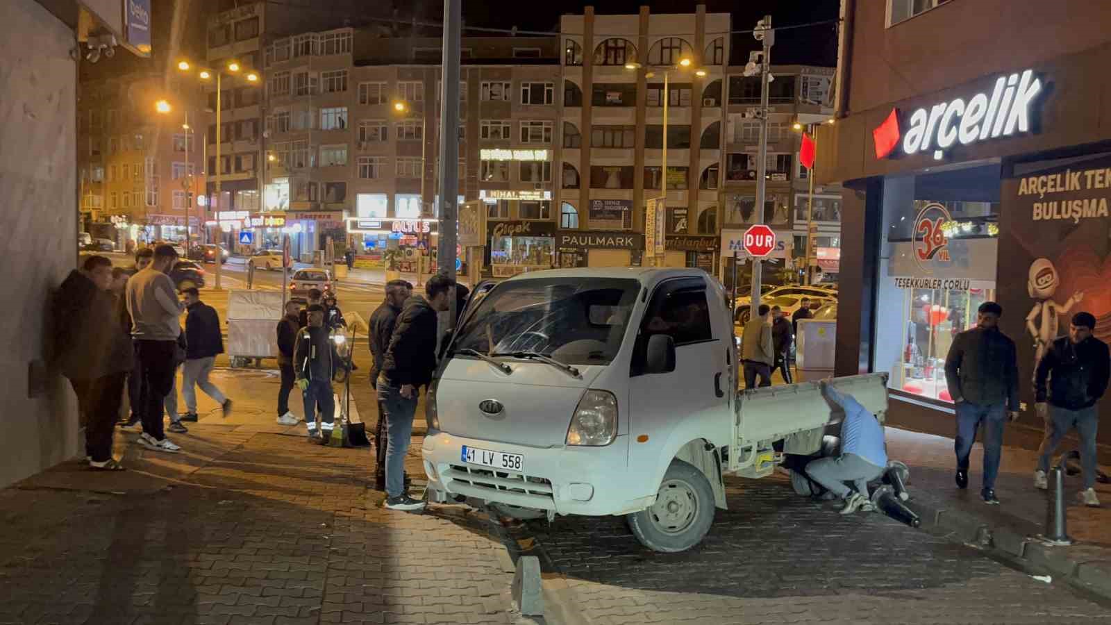 Çalıntı araçla yakıt alırken polisi gördü, kaçarken direğe çarptı
