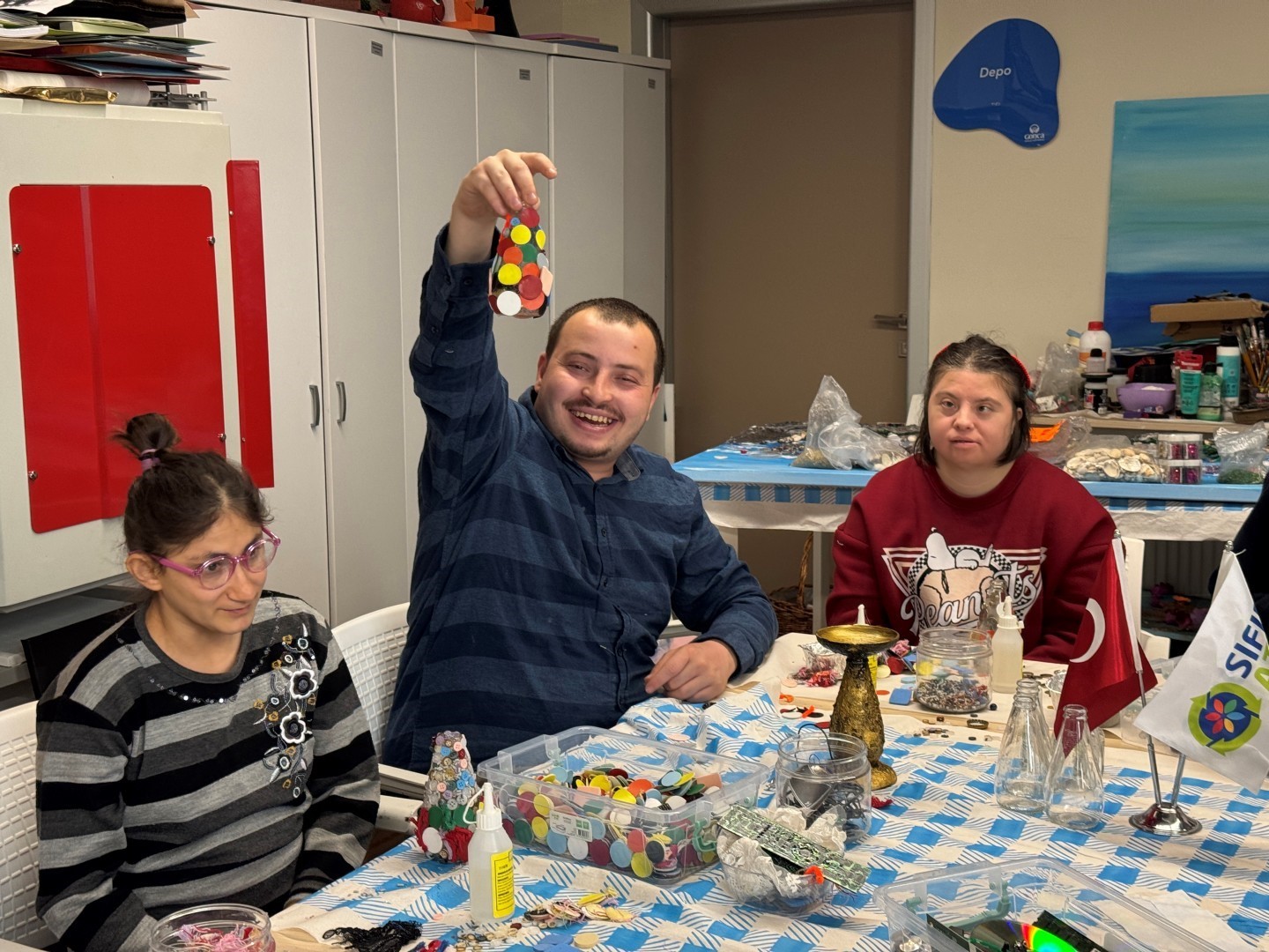 Cam atıklar öğrencilerin elinde sanata dönüştü
