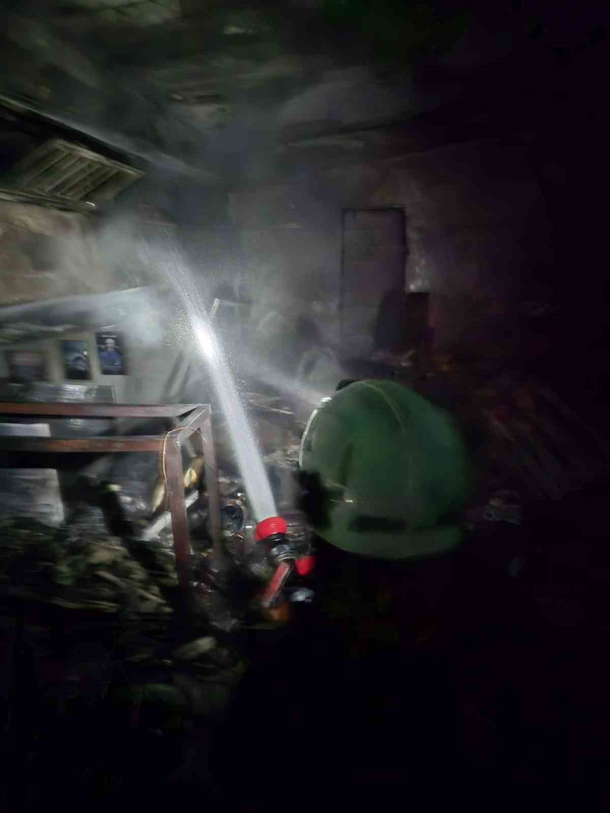 Cam balkon üretimi yapılan iş yerinde yangın
