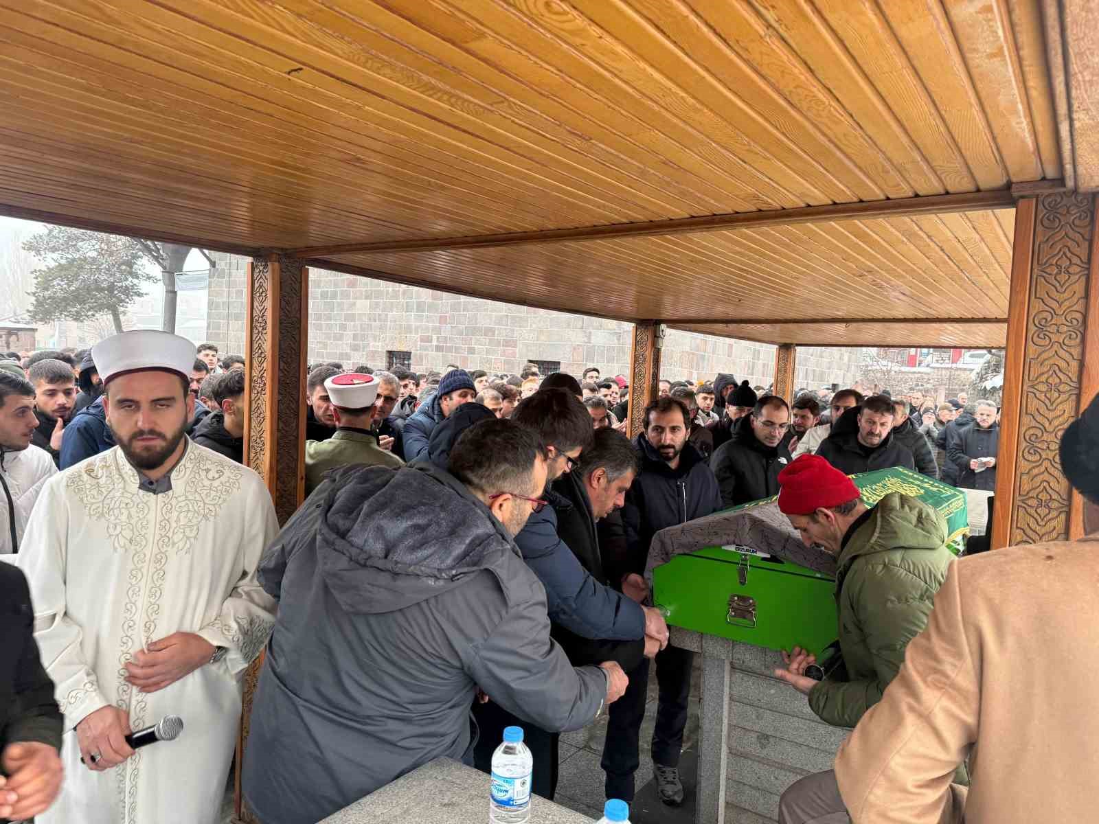 Cam silerken 3. kattan düşen öğretmen son yolculuğuna dualarla uğurlandı
Cam silerken 3. kattan düşen öğretmen son yolculuğuna dualarla uğurlandı