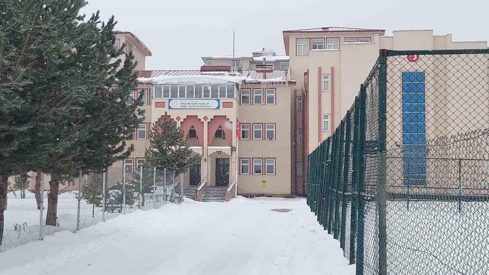 Cam silerken 3. kattan düşen öğretmen son yolculuğuna dualarla uğurlandı
Cam silerken 3. kattan düşen öğretmen son yolculuğuna dualarla uğurlandı