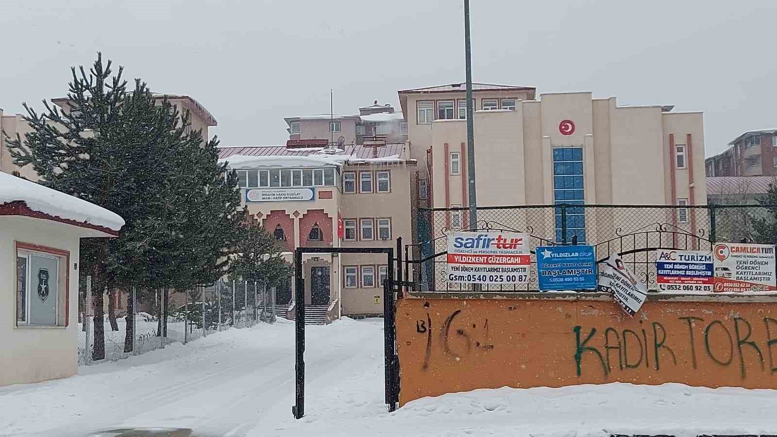 Cam silerken 3. kattan düşen öğretmen son yolculuğuna dualarla uğurlandı
Cam silerken 3. kattan düşen öğretmen son yolculuğuna dualarla uğurlandı