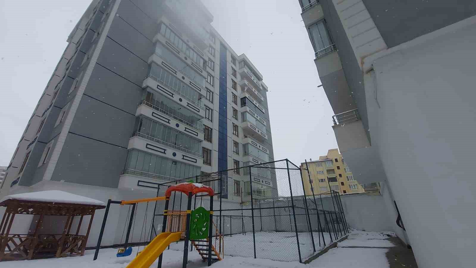 Cam silerken 3. kattan düşen öğretmen son yolculuğuna dualarla uğurlandı
Cam silerken 3. kattan düşen öğretmen son yolculuğuna dualarla uğurlandı