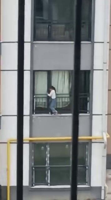 Camdan çıkarak korkulukta gezinen çocuk, yürekleri ağza getirdi
