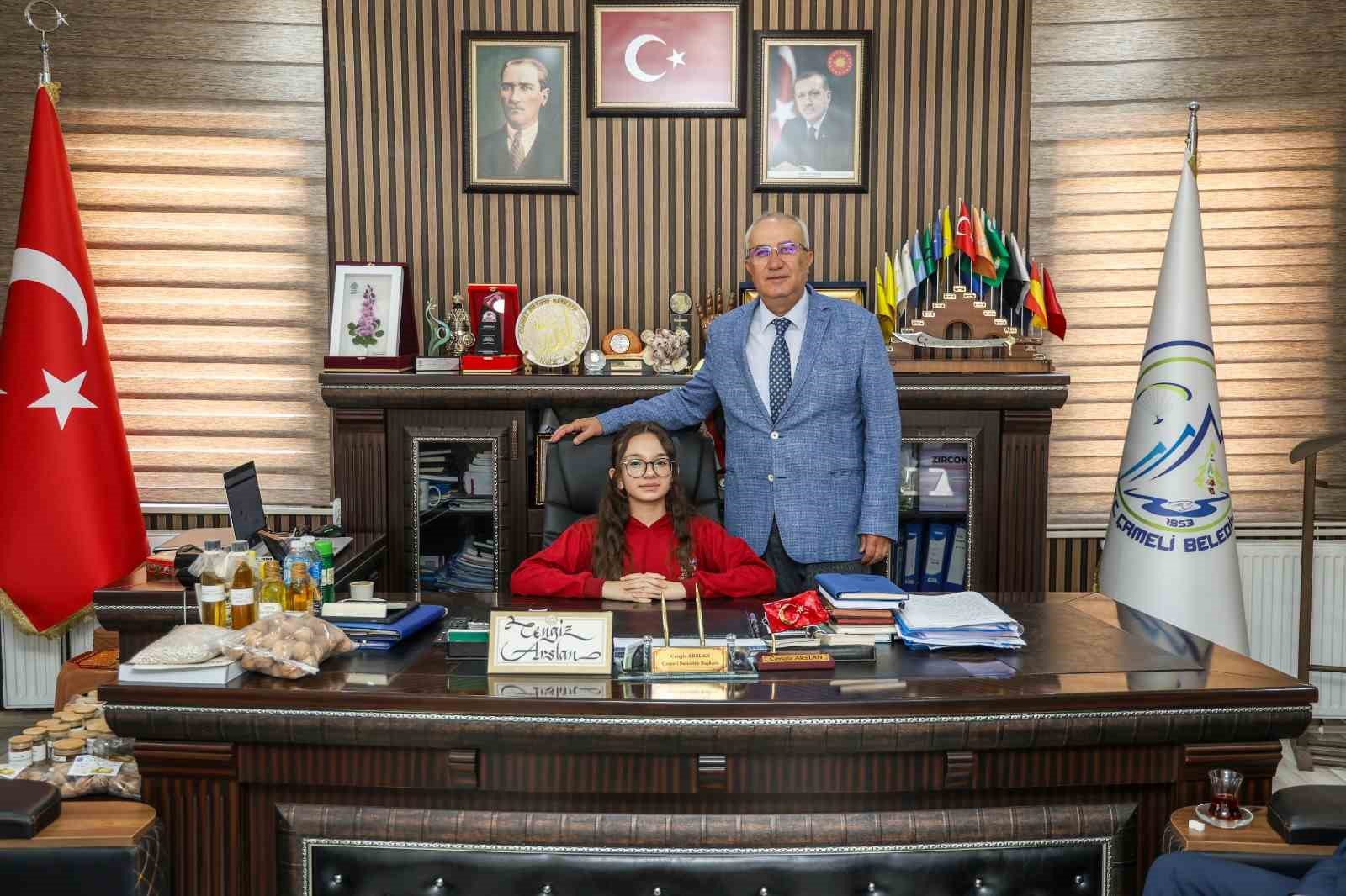 Çameli Belediye Başkanı Cengiz Arslan koltuğunu Erva’ya bıraktı
