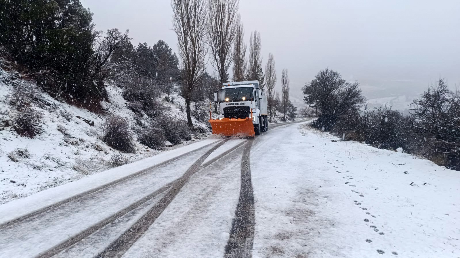 Çameli Belediyesi ekipleri karla mücadeleyi aralıksız sürdürüyor
