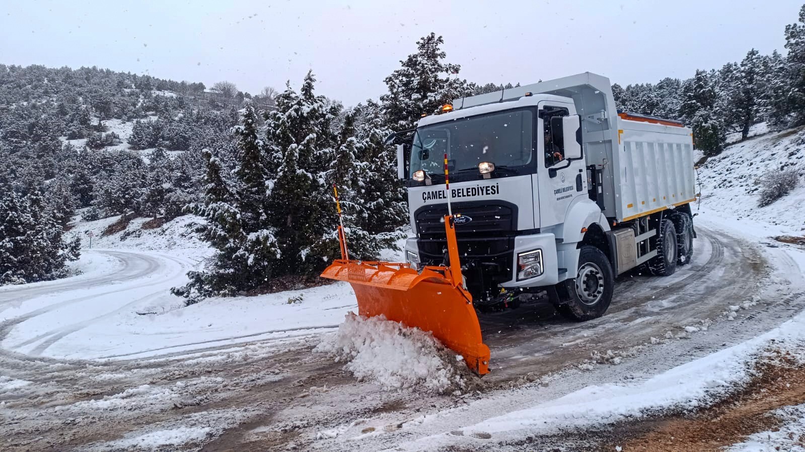 Çameli Belediyesi ekipleri karla mücadeleyi aralıksız sürdürüyor

