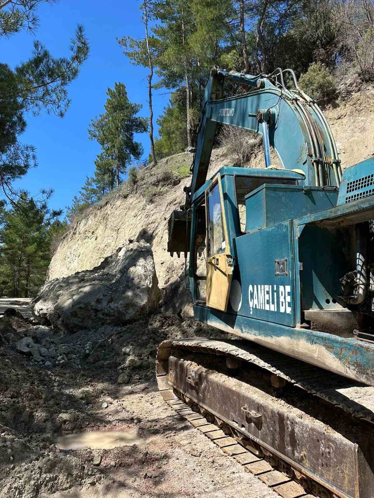 Çameli Belediyesi heyelan sonucu kapanan yolları ulaşıma açtı

