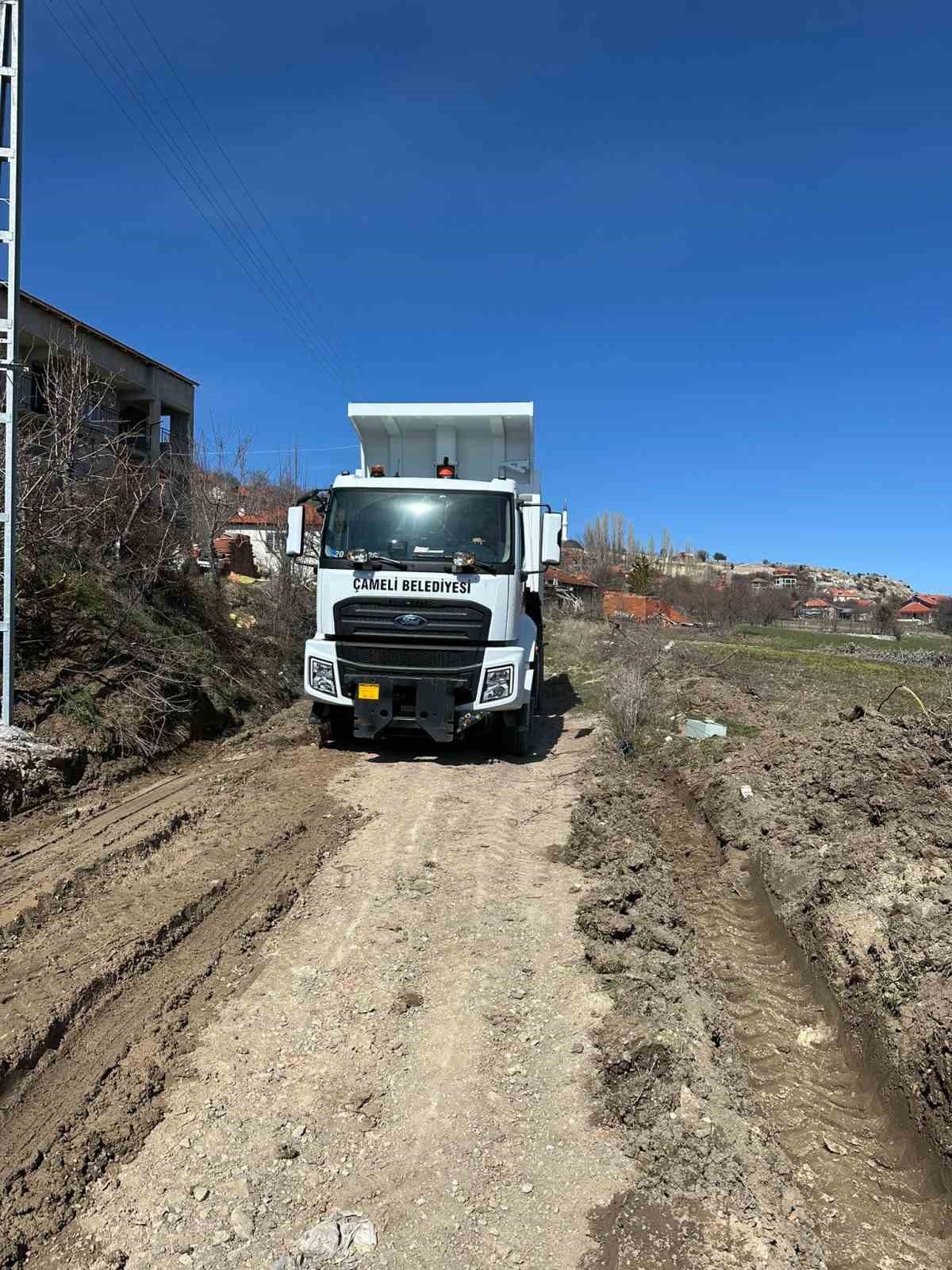 Çameli Belediyesi yol bakım çalışmalarına hız kesmeden devam ediyor
