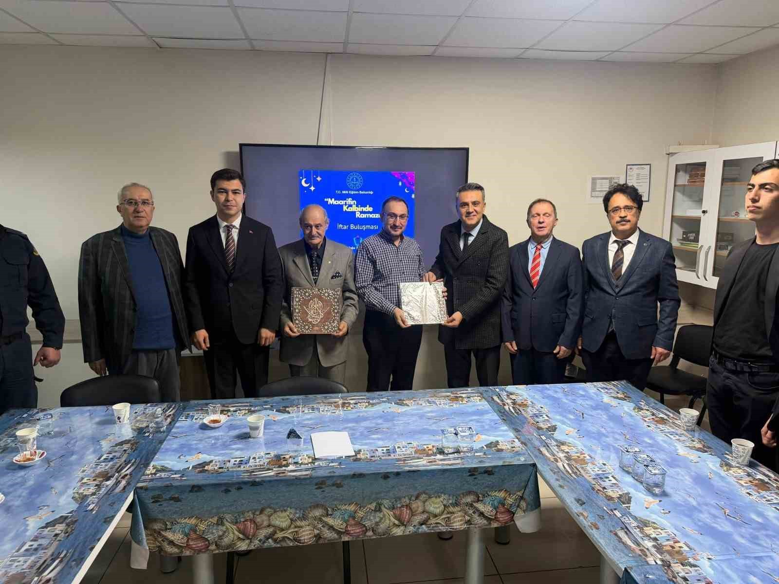 Çameli protokolü İmam Hatip Lisesinin iftarında öğrencilerle buluştu
