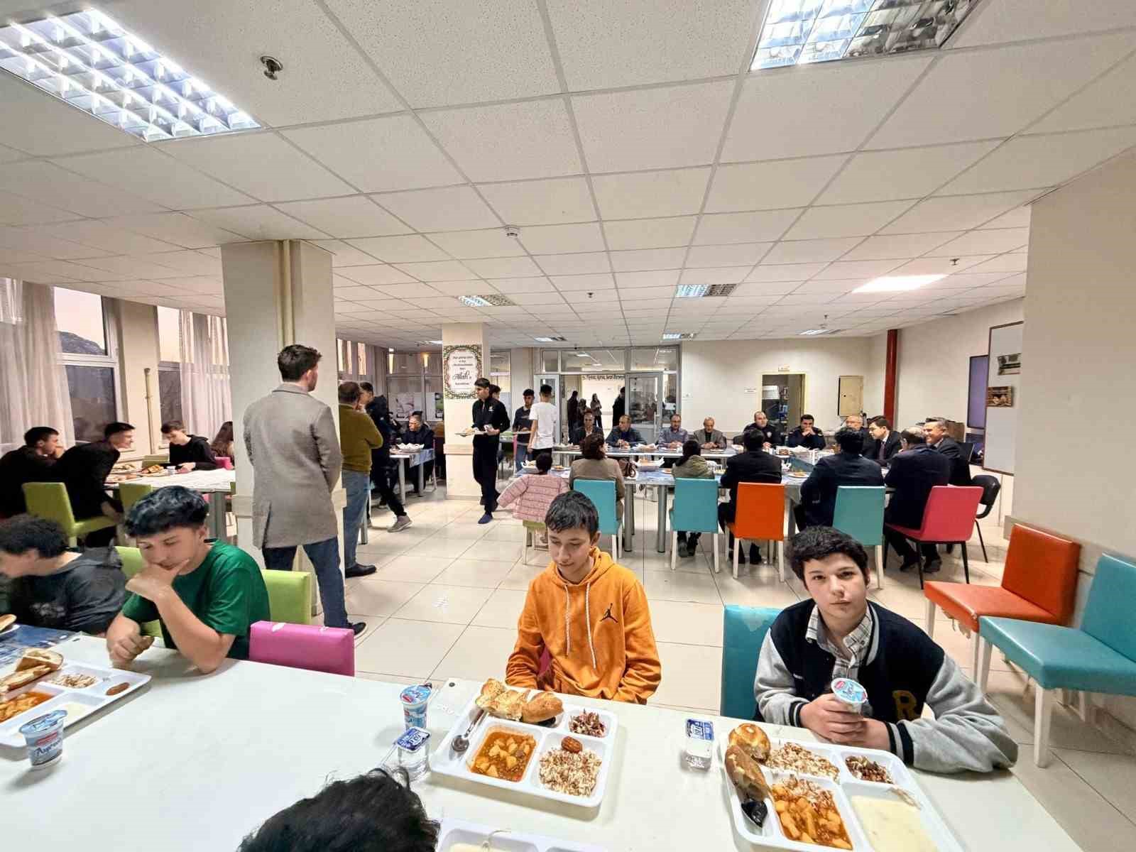 Çameli protokolü İmam Hatip Lisesinin iftarında öğrencilerle buluştu
