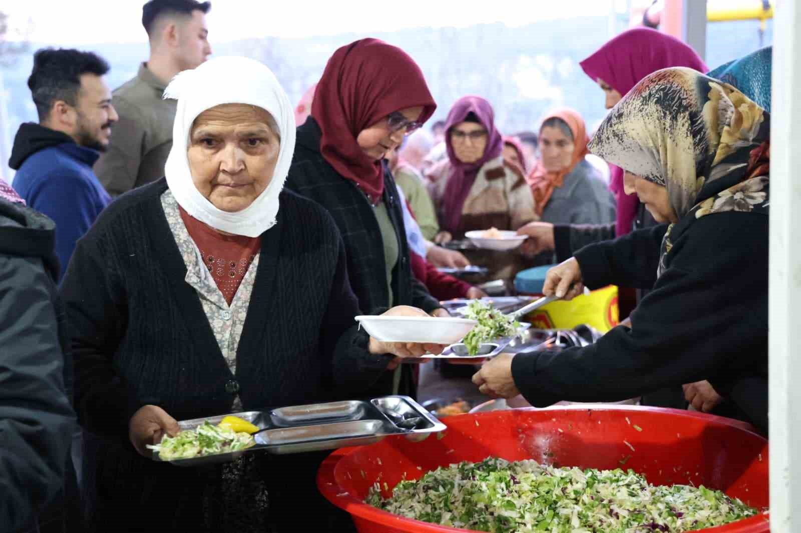 Çameli’de gönül sofraları Emecik Mahallesi’nde kuruldu
Çameli’de gönül sofraları Emecik Mahallesi’nde kuruldu