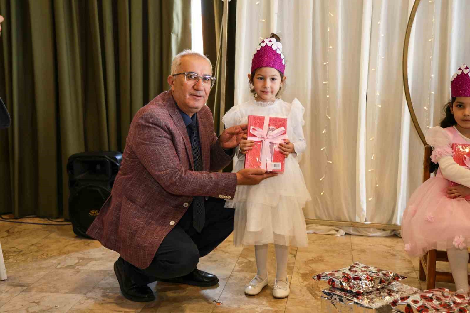 Çameli’de minik öğrencilerin Kur’an-ı Kerim’e geçiş heyecanı düzenlenen törenle taçlandı
