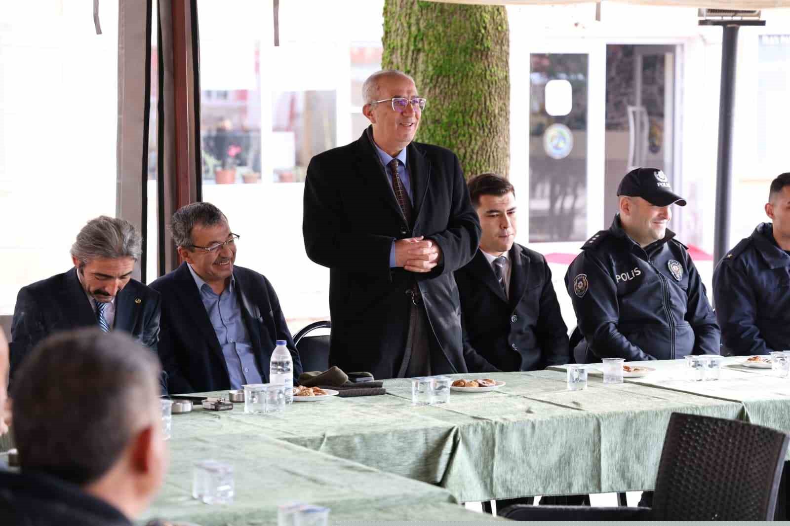 Çameli’nde bayramlaşma gelenekleri yaşatıldı
Çameli’nde bayramlaşma gelenekleri yaşatıldı