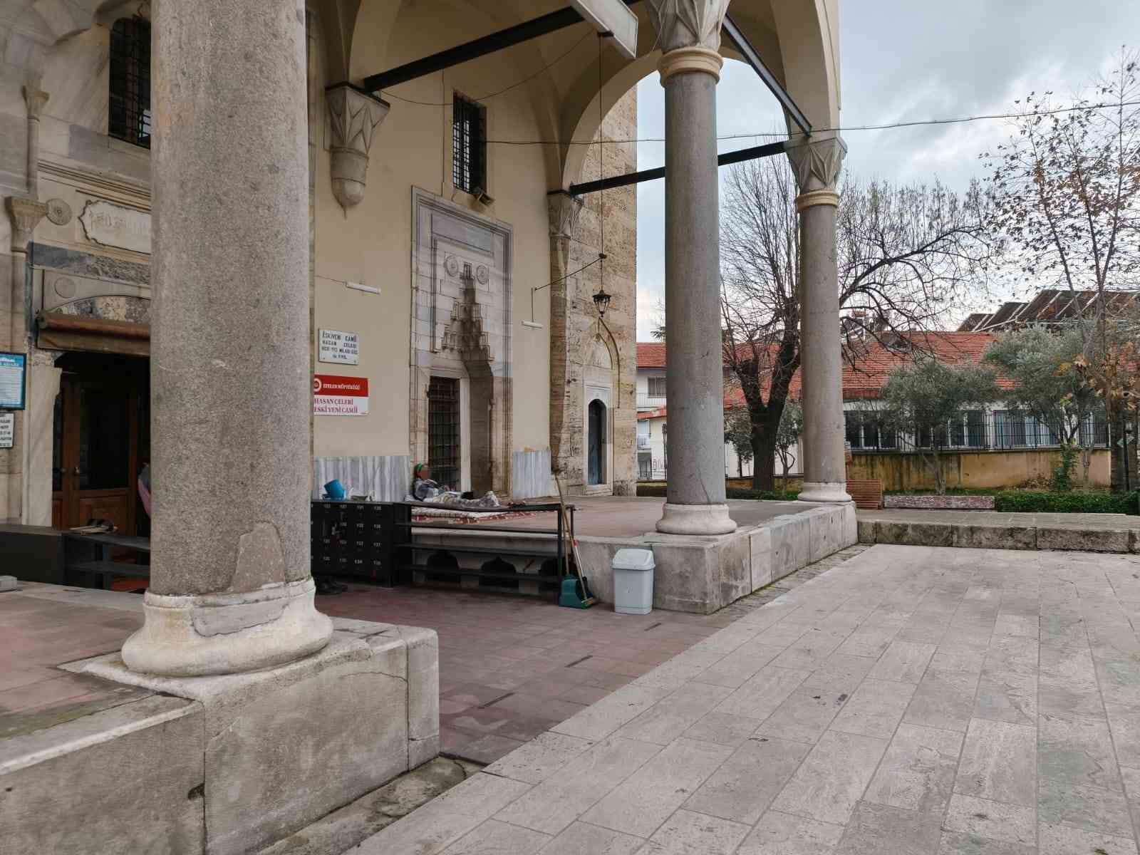 Cami bahçesini mesken tutan kadını otelde kalmaya kimse ikna edemiyor
