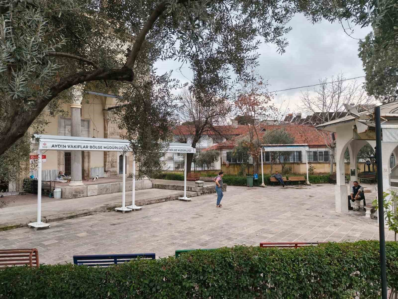 Cami bahçesini mesken tutan kadını otelde kalmaya kimse ikna edemiyor
