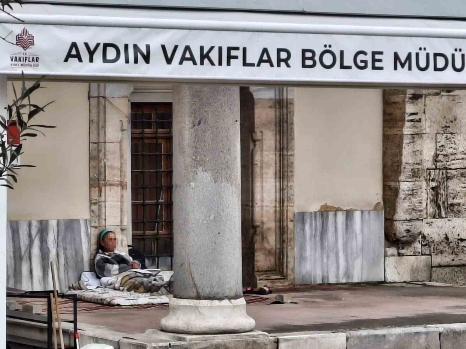 Cami bahçesini mesken tutan kadını otelde kalmaya kimse ikna edemiyor
