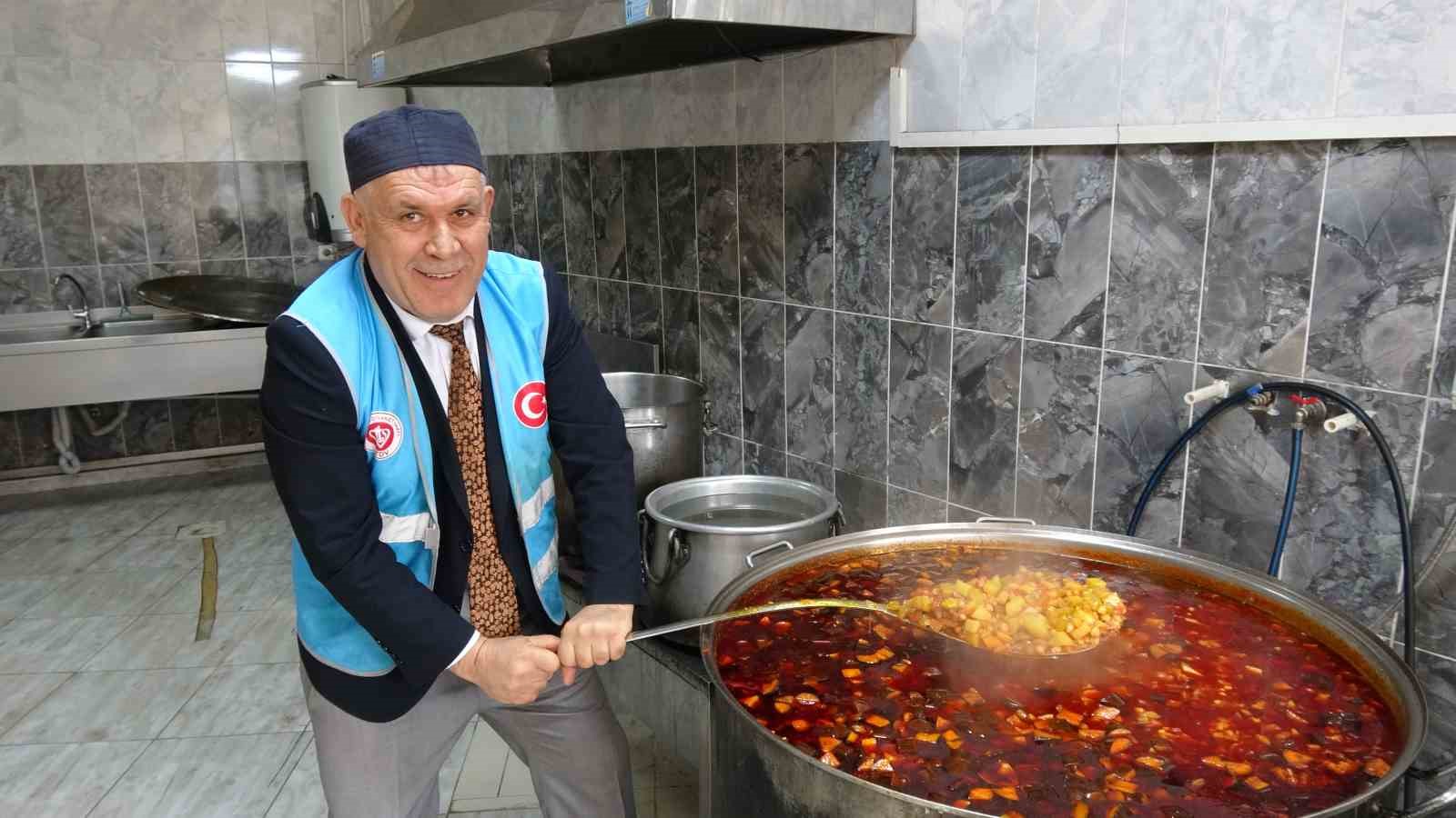 Cami cemaatinin dayanışmasıyla günlük bin 500 kişiye iftar veriliyor
