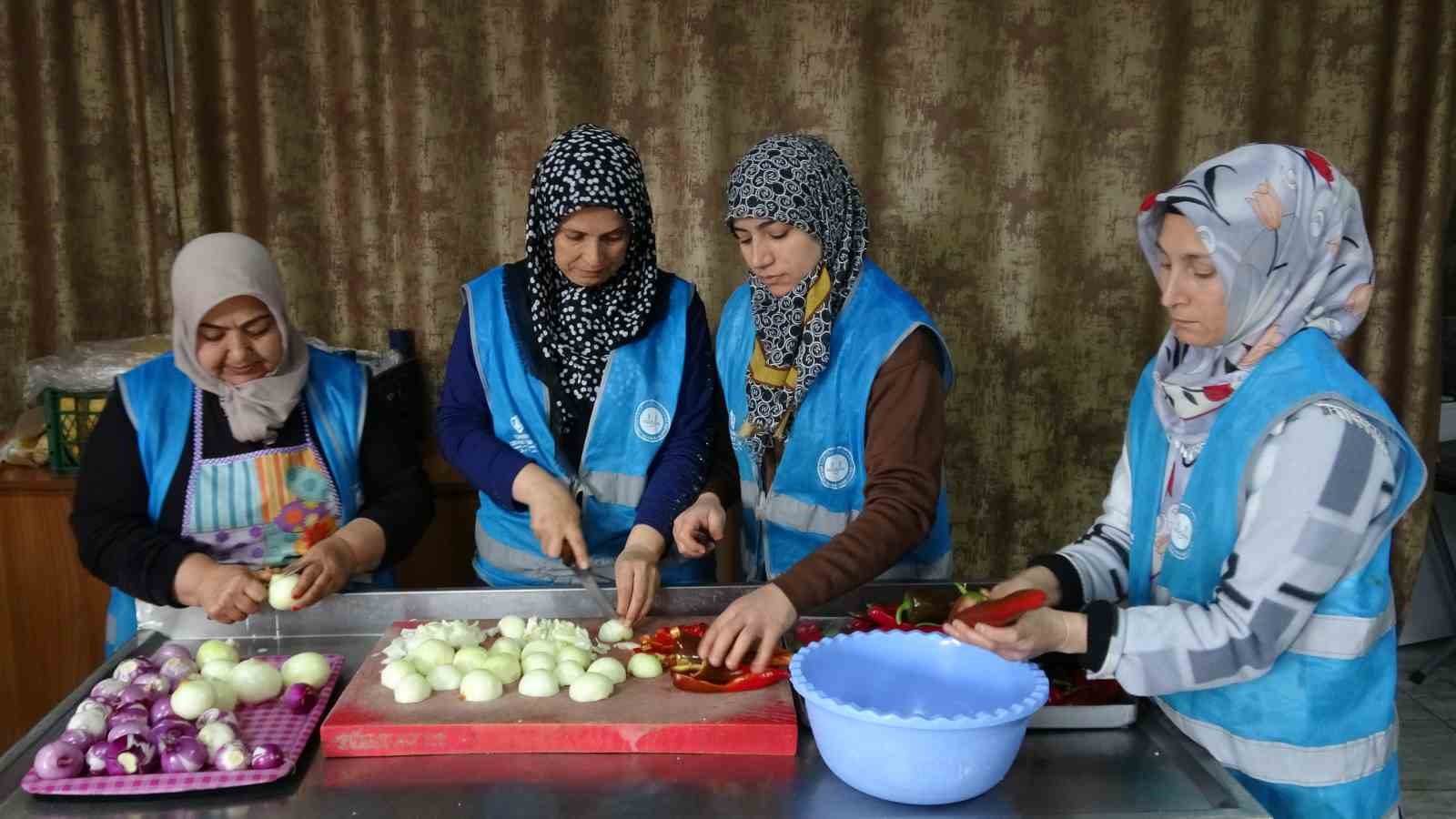 Cami cemaatinin dayanışmasıyla günlük bin 500 kişiye iftar veriliyor

