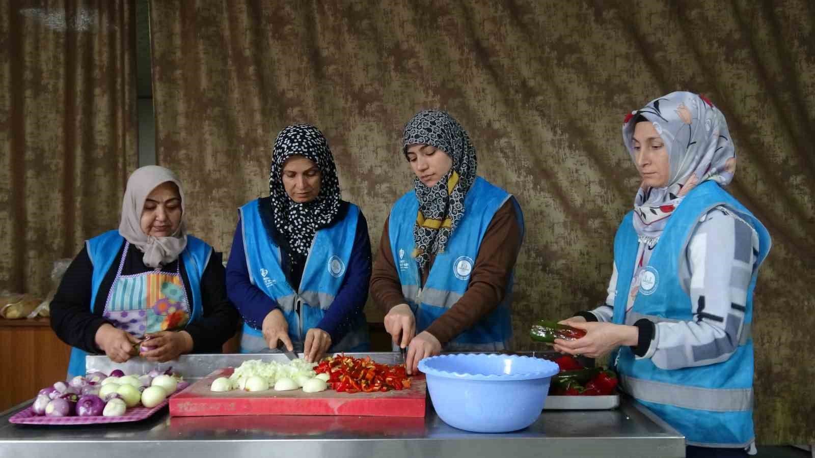 Cami cemaatinin dayanışmasıyla günlük bin 500 kişiye iftar veriliyor
