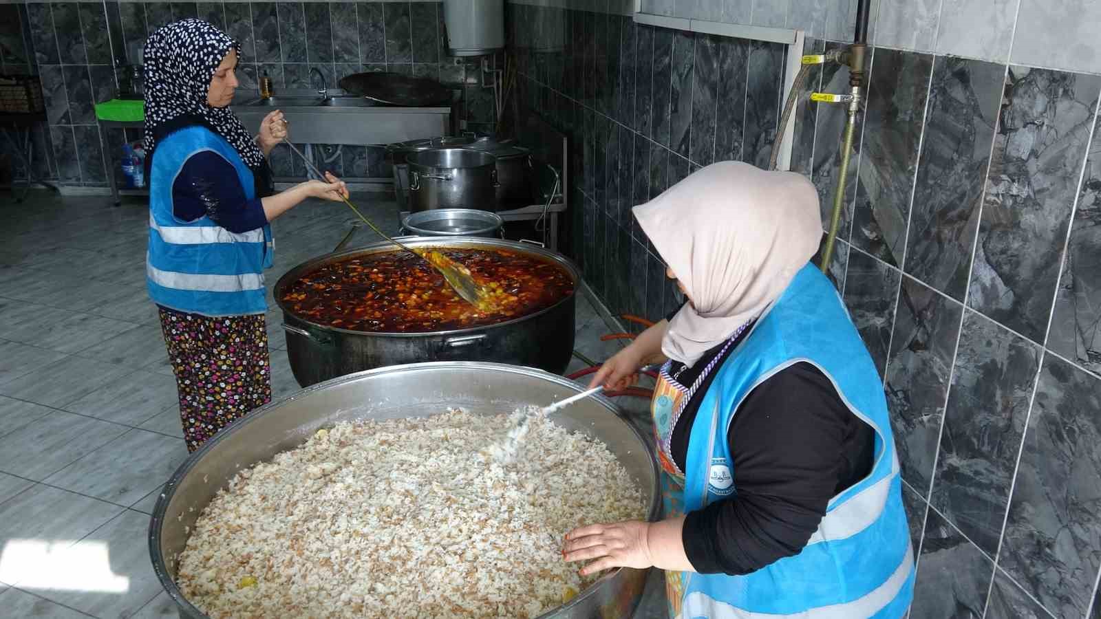Cami cemaatinin dayanışmasıyla günlük bin 500 kişiye iftar veriliyor
