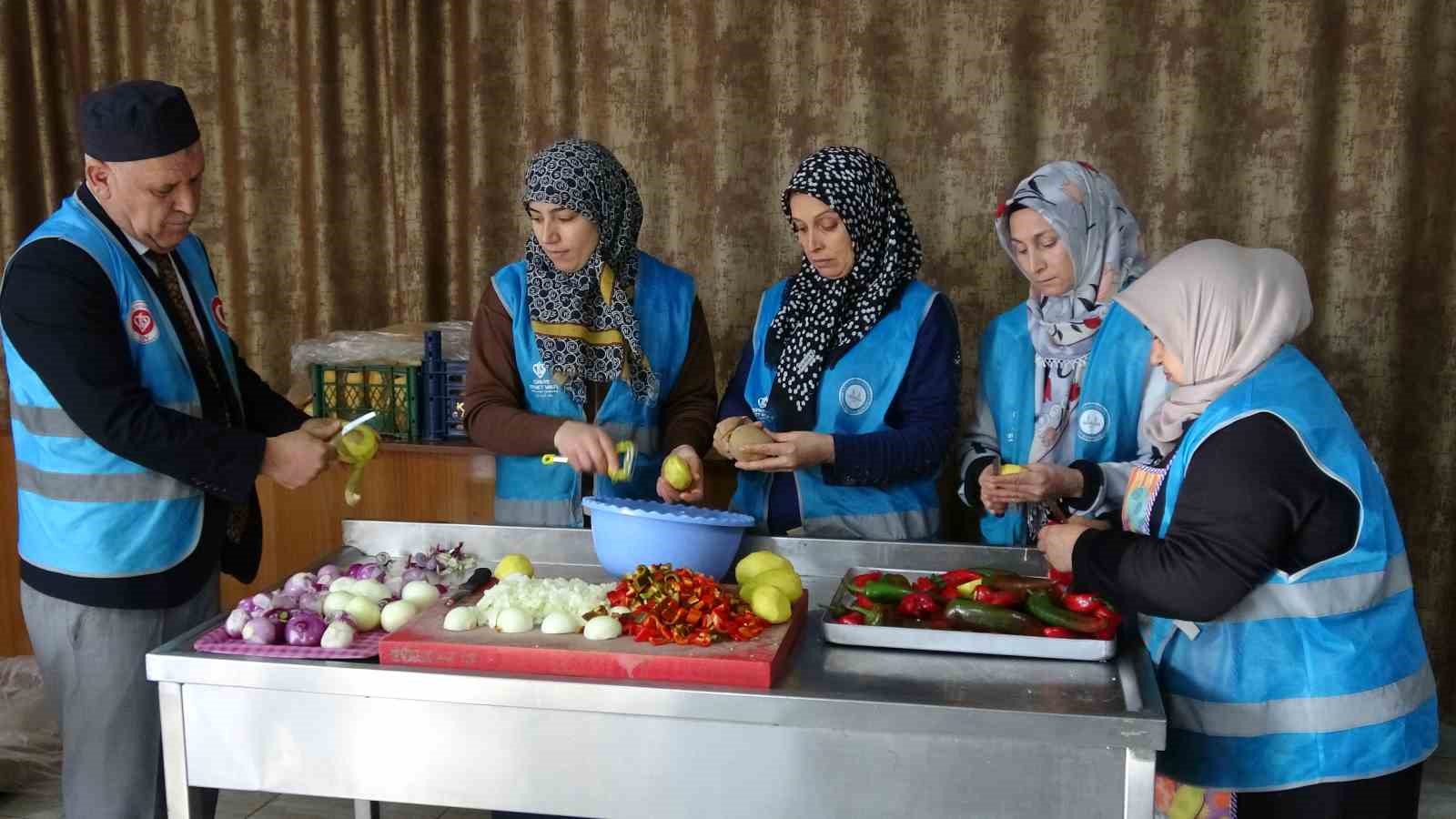 Cami cemaatinin dayanışmasıyla günlük bin 500 kişiye iftar veriliyor
