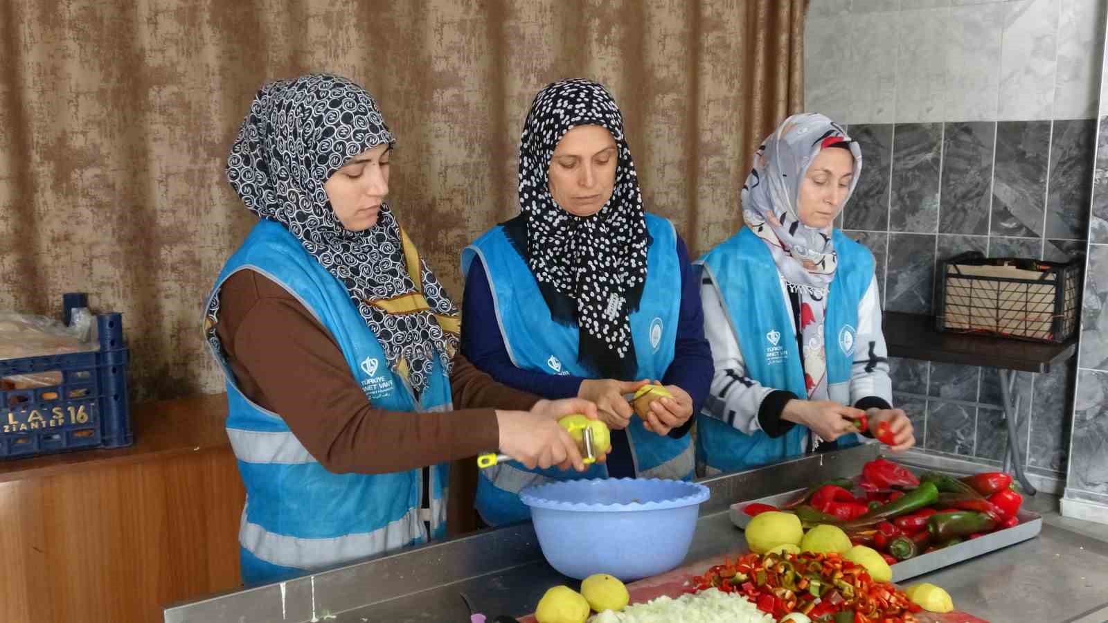 Cami cemaatinin dayanışmasıyla günlük bin 500 kişiye iftar veriliyor
