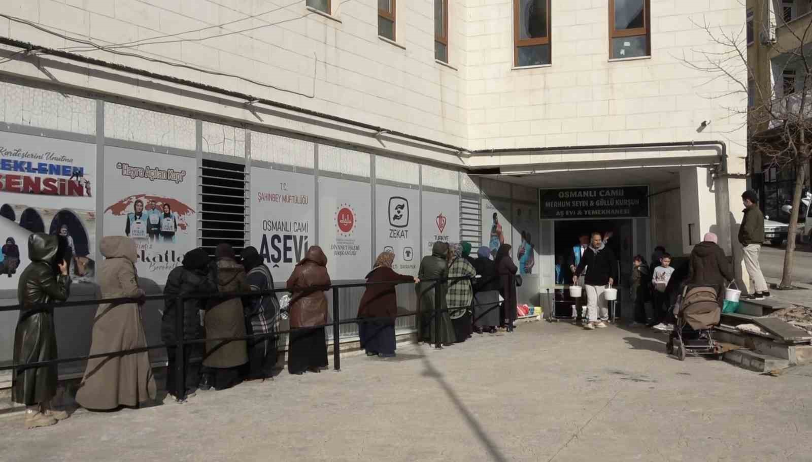 Cami cemaatinin dayanışmasıyla günlük bin 500 kişiye iftar veriliyor
