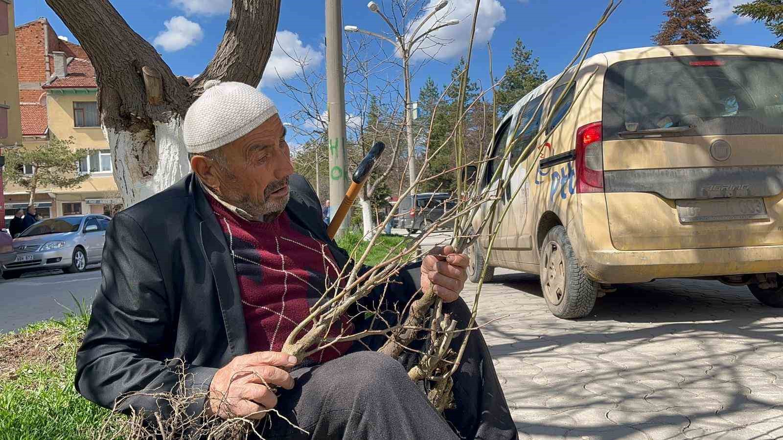 Cami önünde dağıtılan 2 bin fidan dakikalar içerisinde tükendi
