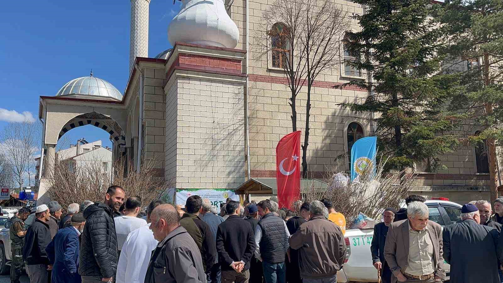 Cami önünde dağıtılan 2 bin fidan dakikalar içerisinde tükendi
