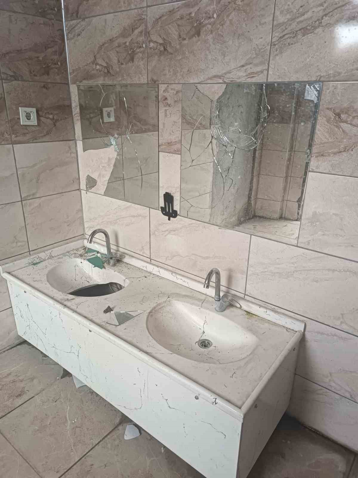 Cami tuvaleti vandalların hedefi oldu
