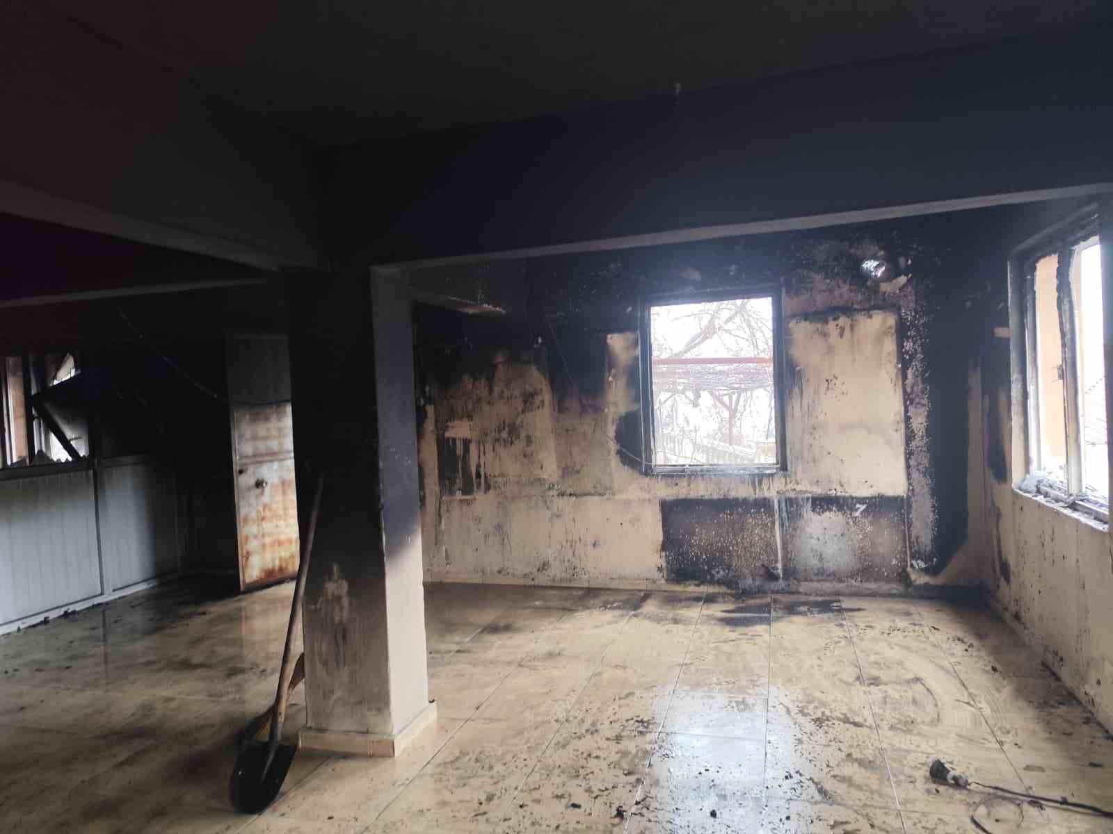 Camide çıkan yangın hasara neden oldu
