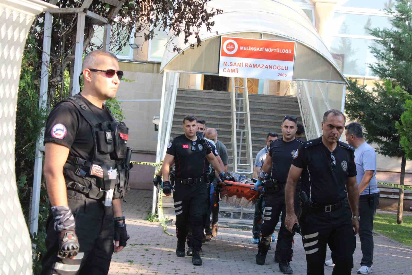 Camide namaz kılan komşusunu öldüren sanık: "Asıl caniyi kardeşim tahliye olduğunda görecekler"
