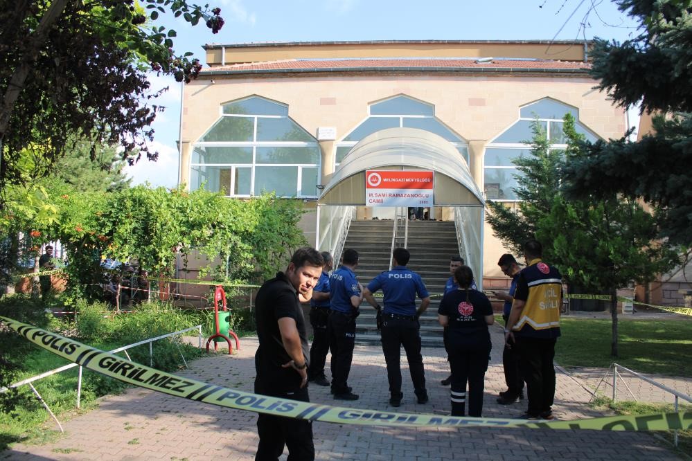 Camideki cinayette sanığa tahrik indirimi ile 16 yıl hapis
Camideki cinayette sanığa tahrik indirimi ile 16 yıl hapis