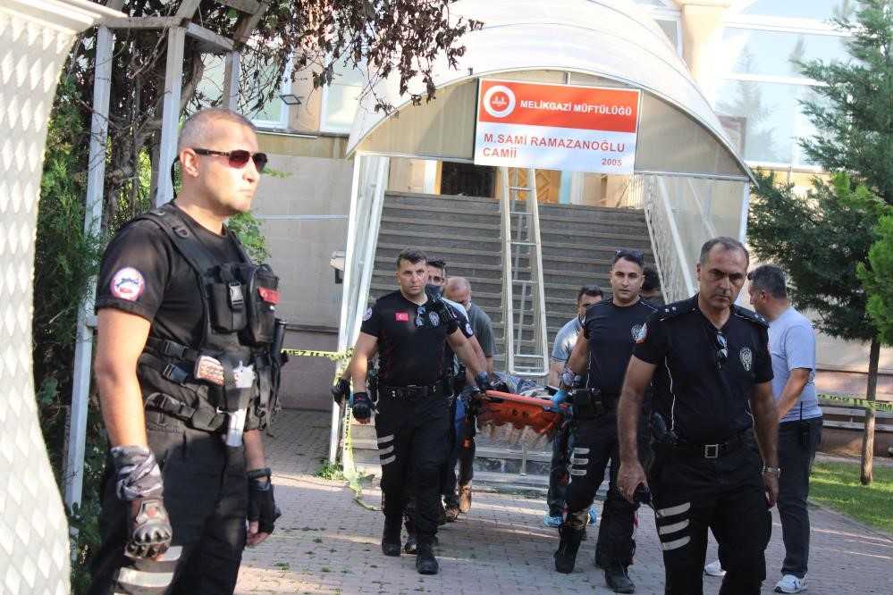 Camideki cinayette sanığa tahrik indirimi ile 16 yıl hapis
Camideki cinayette sanığa tahrik indirimi ile 16 yıl hapis