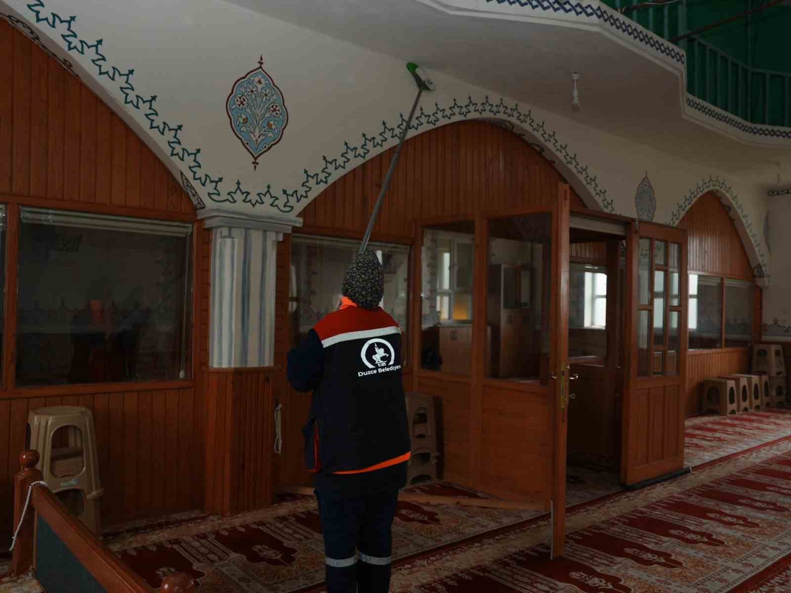 Camiler bayrama hazır
