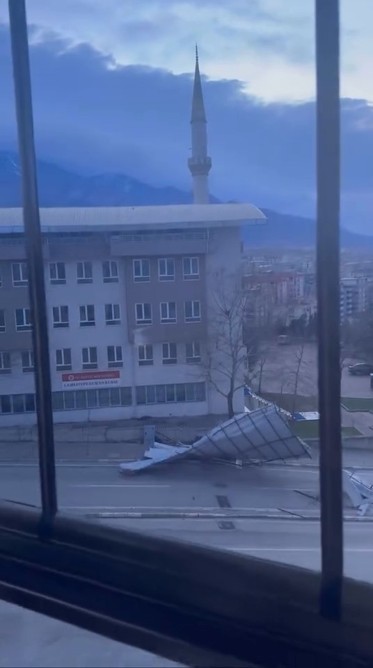 Cami’nin çatısı uçtu, yol kapandı
