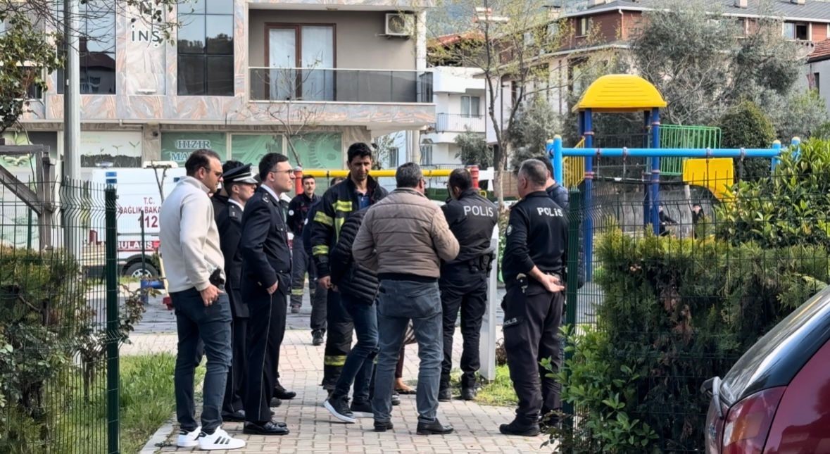 Caminin çatısına çıkan şahıs 2 saatlik çabanın sonunda ikna edilerek aşağı indirildi
