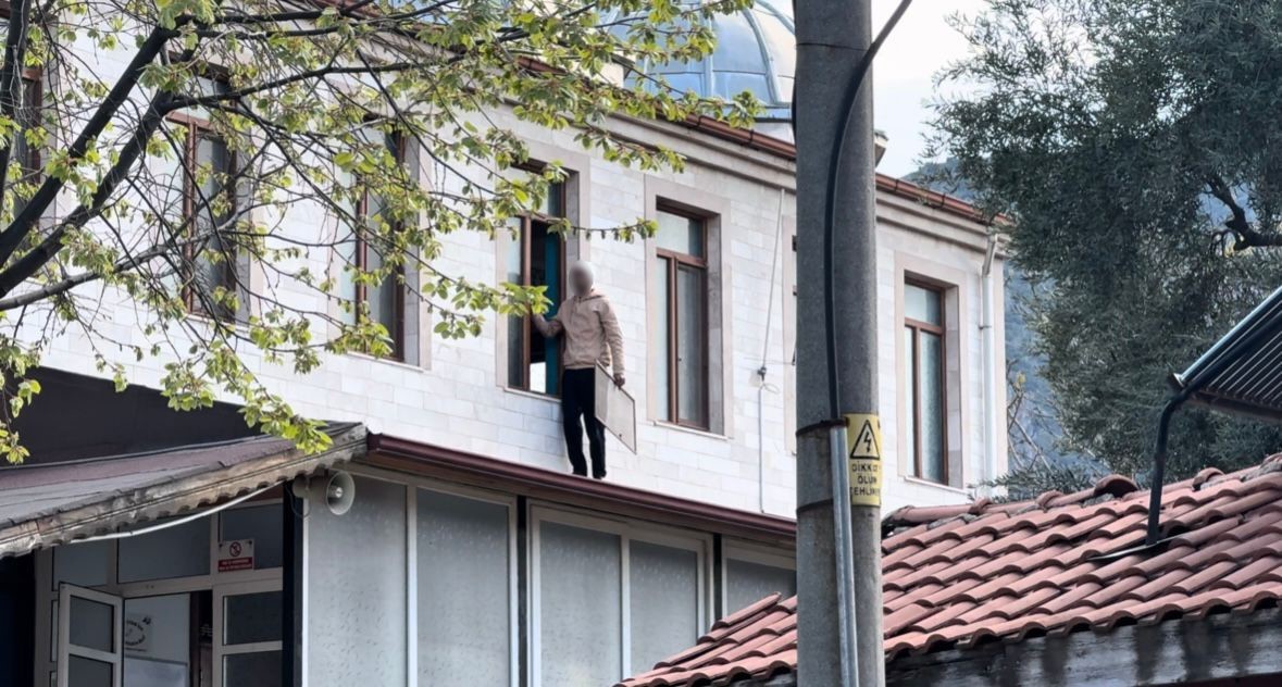 Caminin çatısına çıkan şahıs 2 saatlik çabanın sonunda ikna edilerek aşağı indirildi
