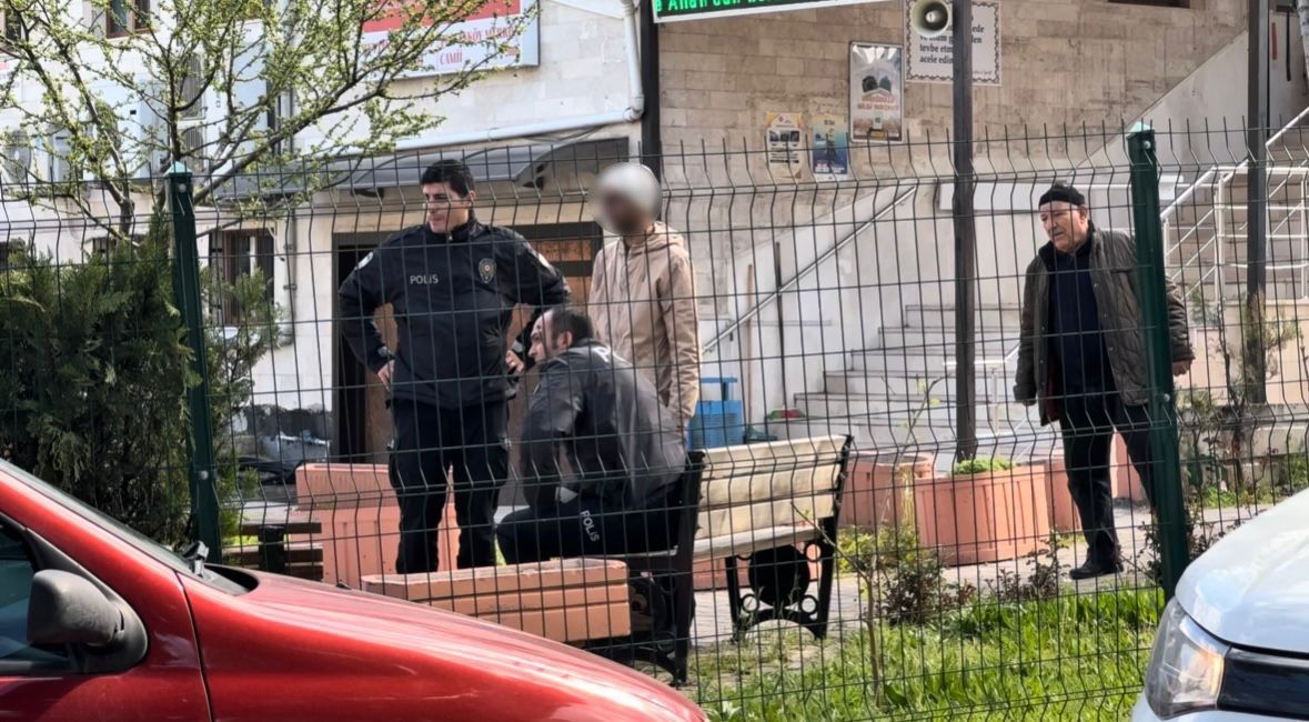 Caminin çatısına çıkan şahıs 2 saatlik çabanın sonunda ikna edilerek aşağı indirildi
