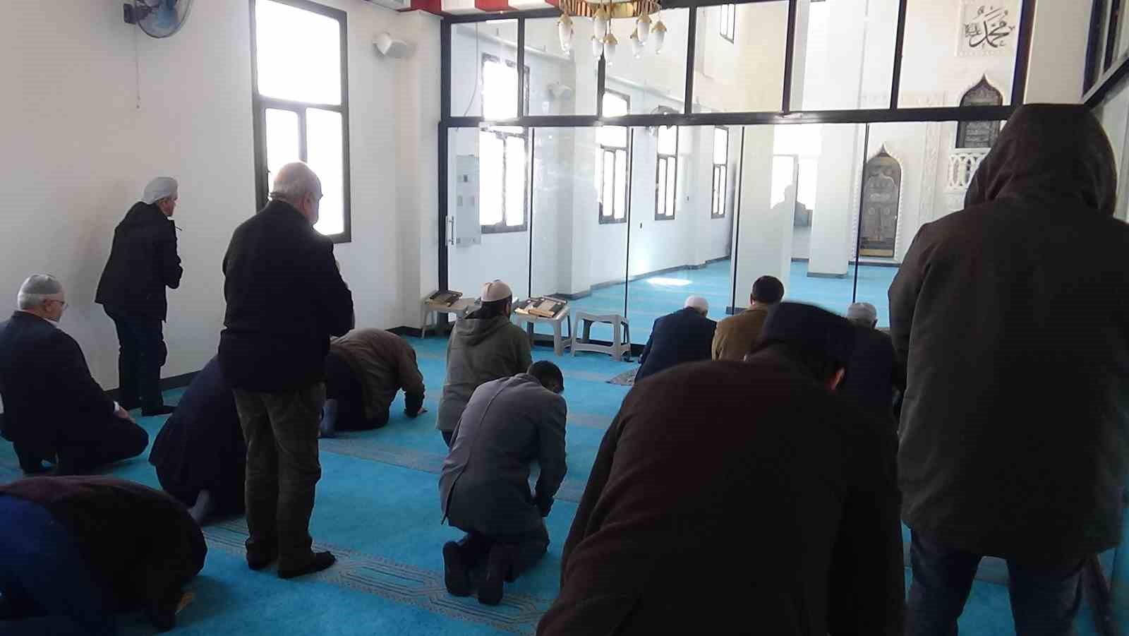 Caminin tavan alçısı cemaatin üstüne düştü
