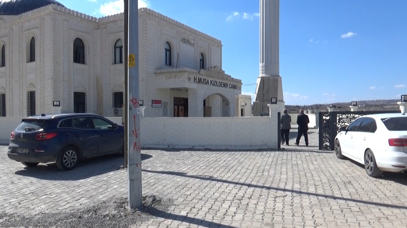 Caminin tavan alçısı cemaatin üstüne düştü
