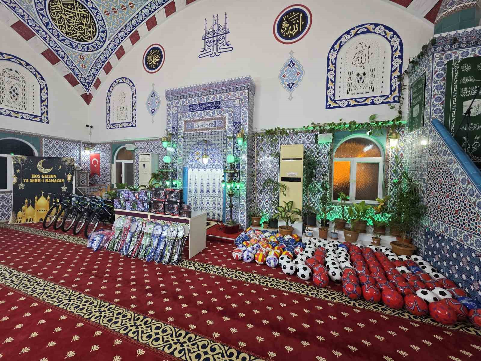 Camiye gelen çocuklar çifte bayram yaptı
