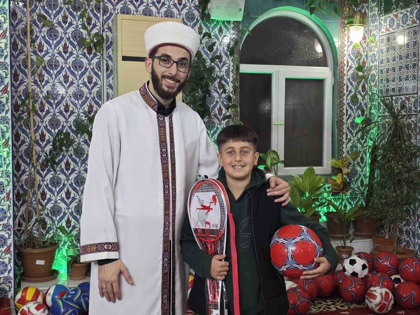 Camiye gelen çocuklar çifte bayram yaptı
