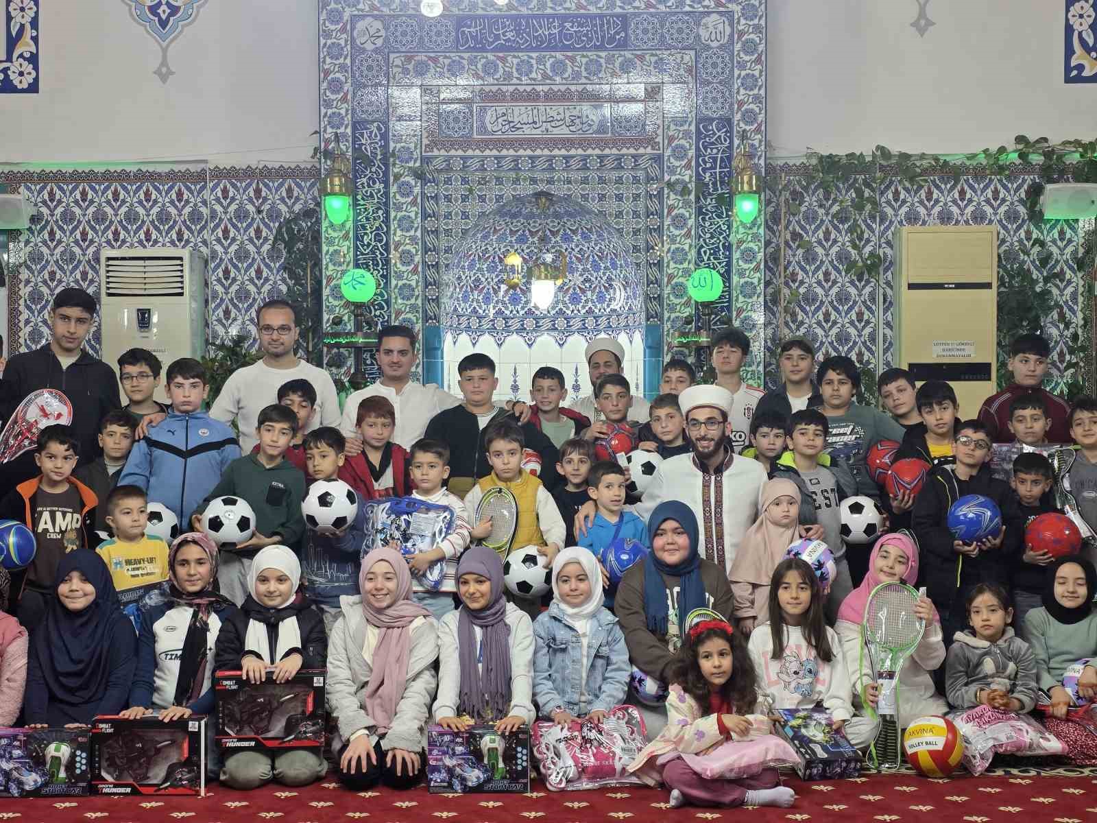 Camiye gelen çocuklar çifte bayram yaptı
