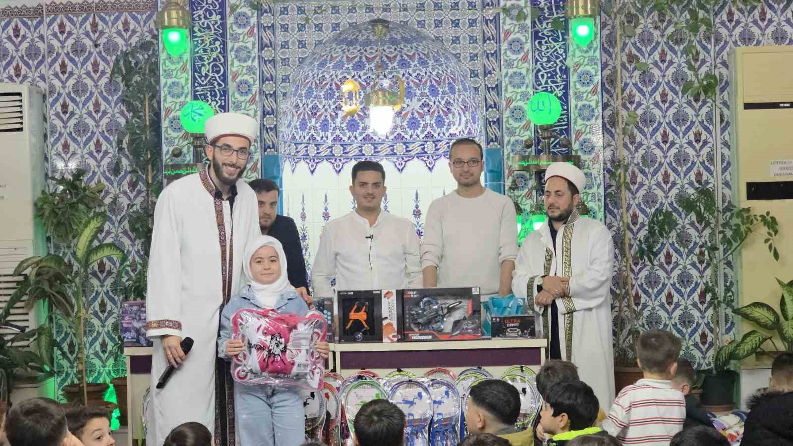 Camiye gelen çocuklar çifte bayram yaptı
