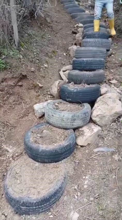 Camiye ulaşmak için araba lastiğinden merdiven yaptılar
