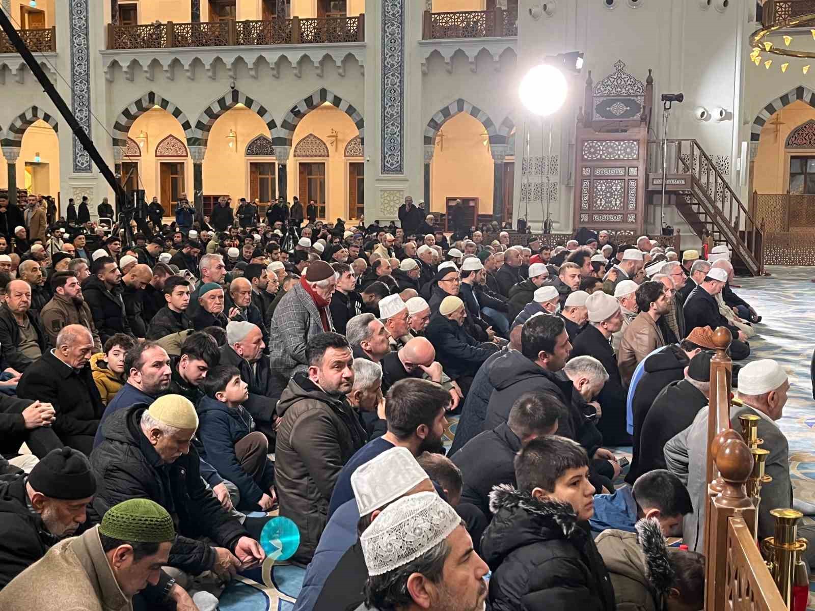 Çamlıca Camii’nde Berat Kandili dualarla idrak edildi
