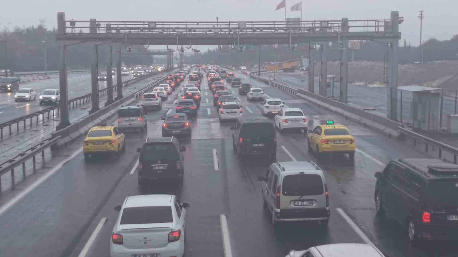 Çamlıca Gişeleri’nde dönüş yoğunluğu havadan görüntülendi
