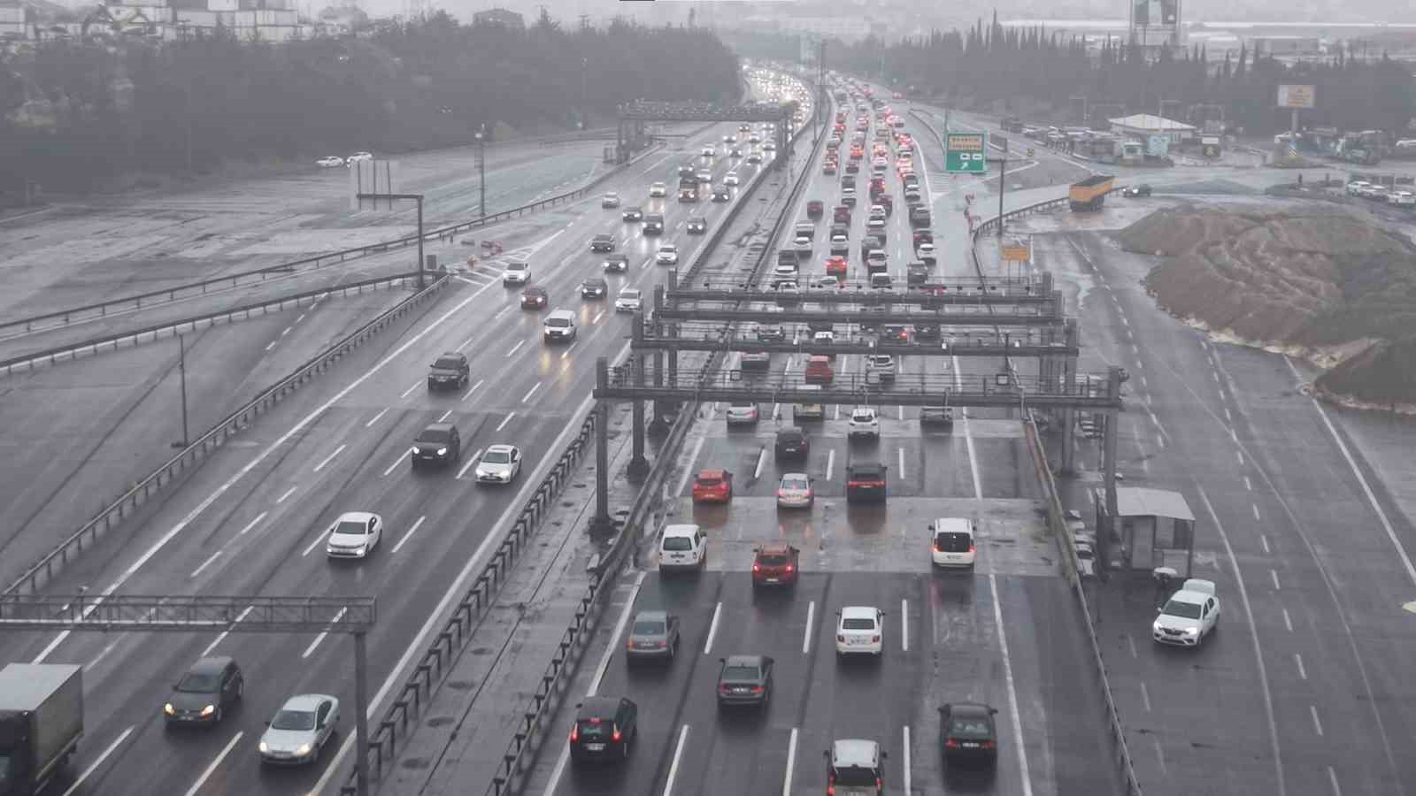 Çamlıca Gişeleri’nde dönüş yoğunluğu havadan görüntülendi
